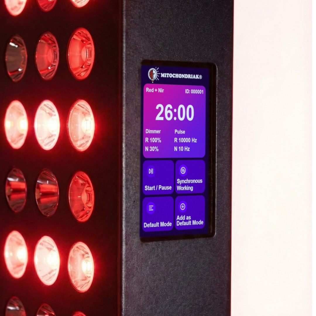 Infrapanel Mitochondriak® nové generace se zapnutým červeným světlem, na displeji domovská obrazovka Red + Nir s časovačem 26:00, intenzitou a pulzací