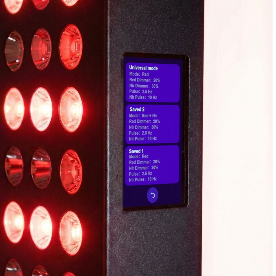 Panel Mitochondriak® nowej generacji z włączonym światłem czerwonym, na ekranie zapisane programy Universal mode, Saved 1 i Saved 2