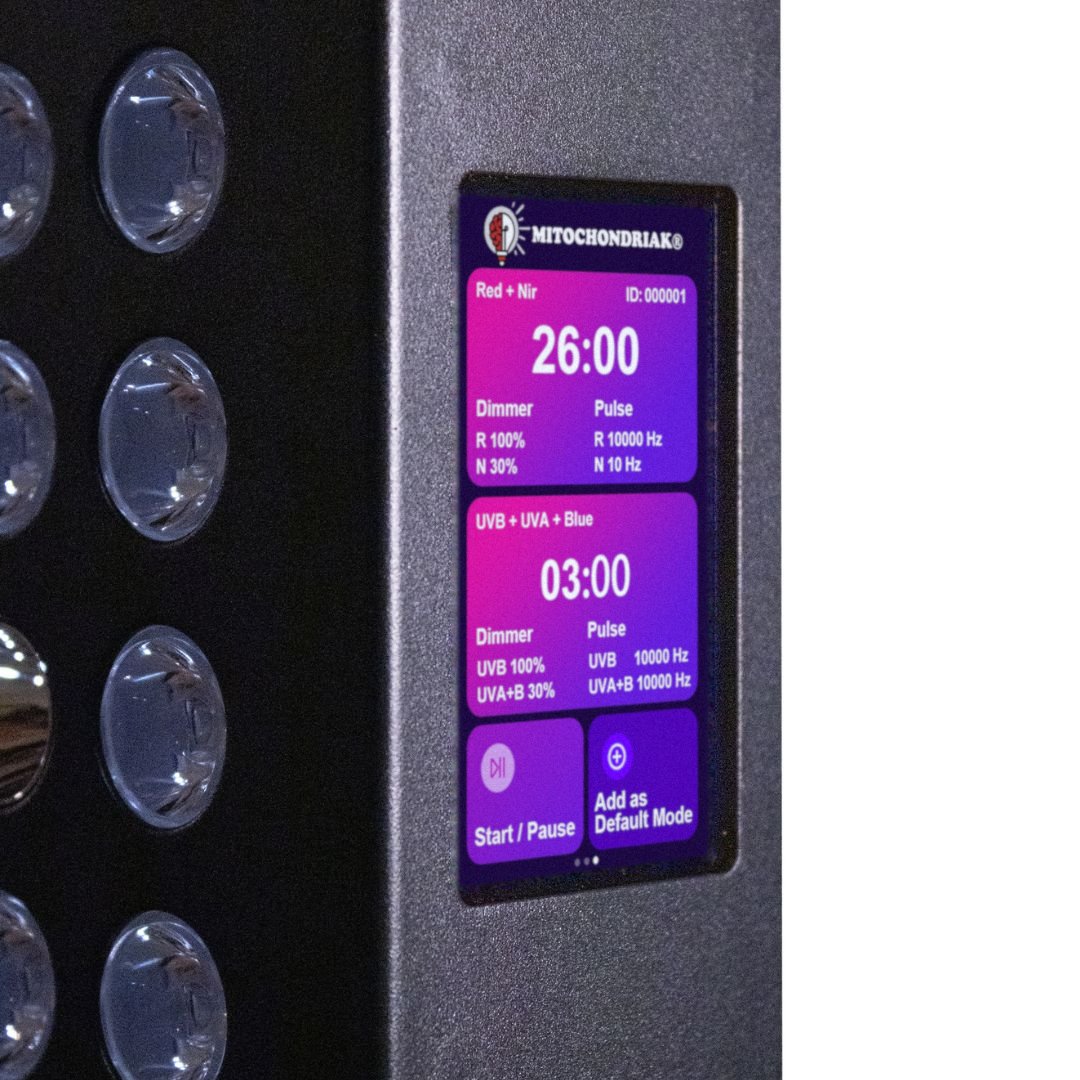 Ekran główny infrapanelu Mitochondriak®: timer, intensywność i pulsacja dla Red + NIR oraz UVB + UVA + Blue, przyciski Start / Pause i Add as Default Mode