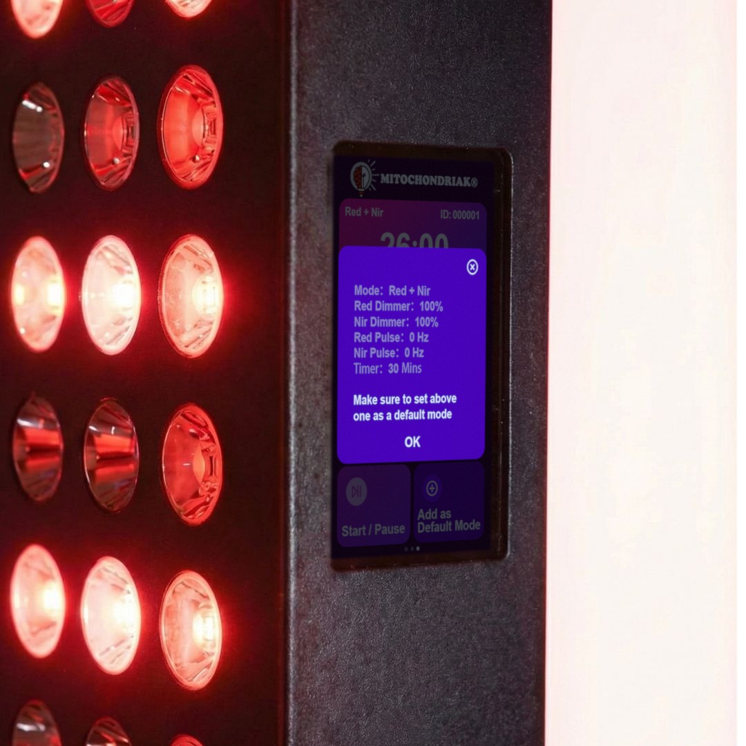 Ekran dotykowy infrapanelu Mitochondriak® przy zapisie własnego programu jako Default Mode (Red + NIR, intensywność 100%, timer 30 minut), światło czerwone włączone
