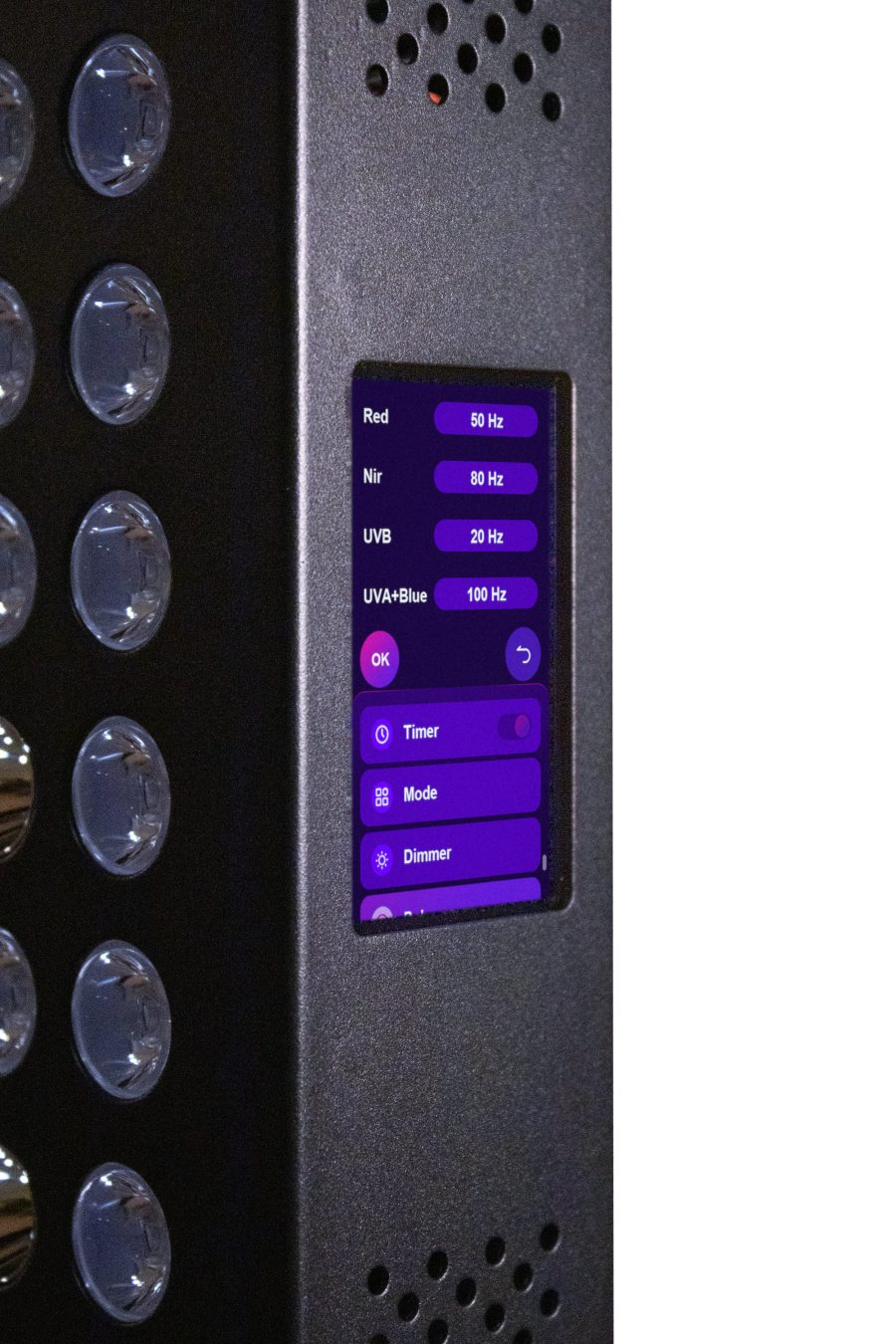 Infrapanel Mitochondriak® z profilu z ekranem dotykowym: pulsacja Red 50 Hz, NIR 80 Hz, UVB 20 Hz i UVA + Blue 100 Hz