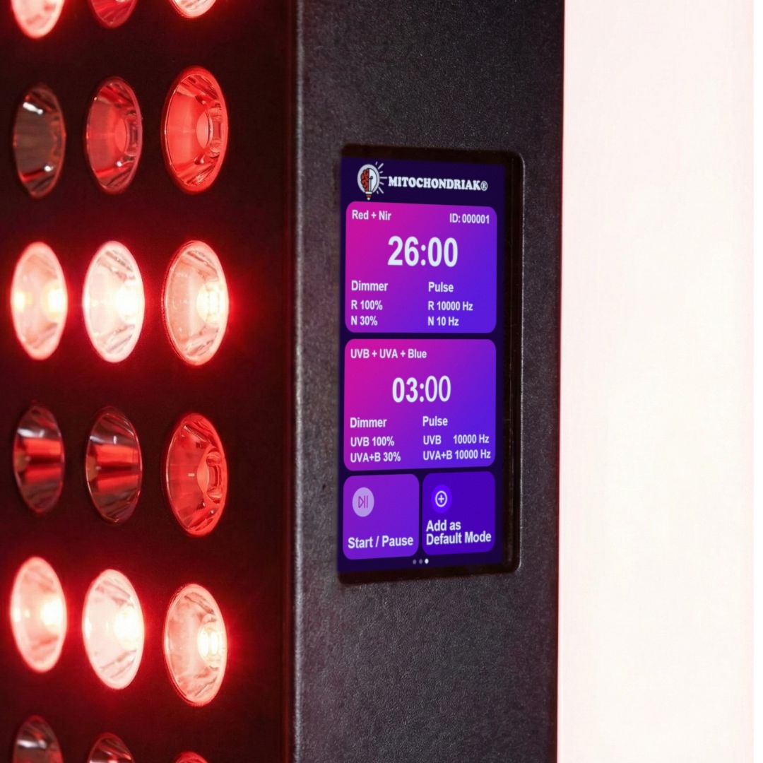Infrapanel Mitochondriak® z włączonym światłem czerwonym; na ekranie działa Red + NIR i UVB + UVA + Blue z timerem 3 minuty